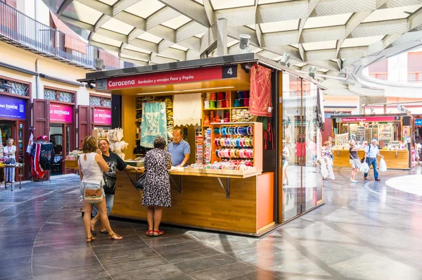 VALENCIA, ESPAÑA - 14 DE JULIO: Compras en la Plaza Redonda, historia — Foto de Stock