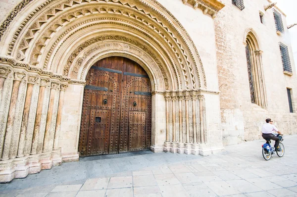 VALENCIA, SPAGNA - 14 LUGLIO: Plaza de la Reina e la torre Micalet a — Foto Stock