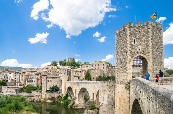 Besalu, spanien - 20. Juli:: blick auf das historische zentrum (mittelalterlich vil — Stockfoto