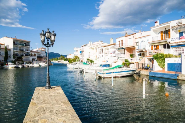 Empuriabrava, İspanya - 21 Temmuz: Costa sutyen Empuriabrava görünümünü