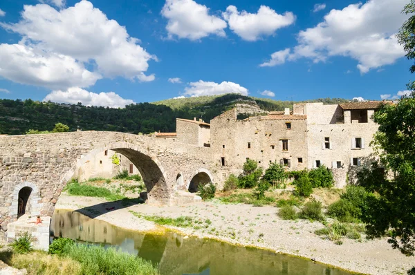 Lagrasse，法国-7 月 23 日: 中世纪城市卡尔卡松对 Jul — 图库照片