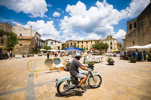 BESALU, SPAIN - ИЮЛЬ 20:: View of historic center (medieval vil Стоковая Картинка