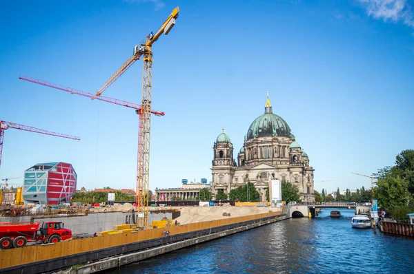 BERLIM, ALEMANHA - SETEMBRO 17: Vista panorâmica da Catedral de Berlim em 17 de setembro de 2013, em Berlim, Alemanha. Ilha do Museu no rio Spree abriga cinco museus famosos, herança da Unesco . — Fotografia de Stock