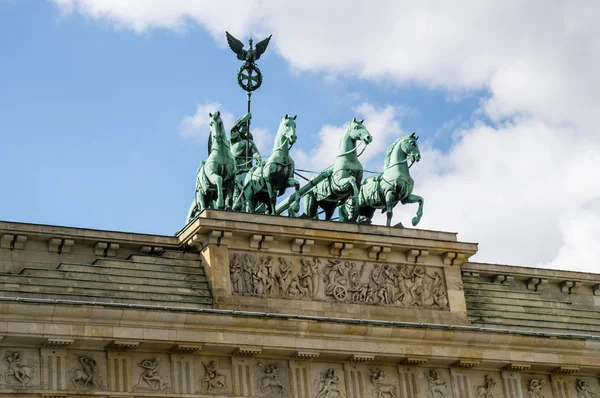 BERLÍN, ALEMANIA - 17 DE SEPTIEMBRE: Puerta de Brandeburgo y Pariser Platz el 17 de septiembre de 2013 en Berlín, Alemania. Llamado Brandenburger Tor, es uno de los pocos monumentos que sobrevivieron después del Segundo Mundo W — Foto de Stock