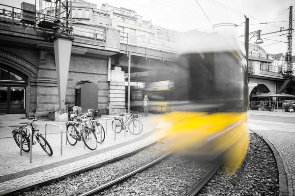 BERLÍN, ALEMANIA - 18 DE SEPTIEMBRE: tranvía amarillo típico el 18 de septiembre de 2013 en Berlín, Alemania. El tranvía de Berlín es uno de los sistemas de tranvía más antiguos del mundo . — Foto de Stock