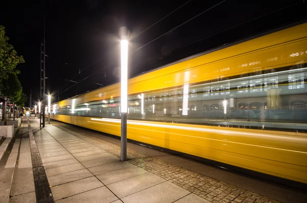 Dresden, deutschland - 21. september: strassenbahn mit fahrgästen am 21. september 2013 in dresden, deutschland. Das städtische Unternehmen (dvb) betreibt zwölf Routen auf einem 200 km langen Netz. — Stockfoto