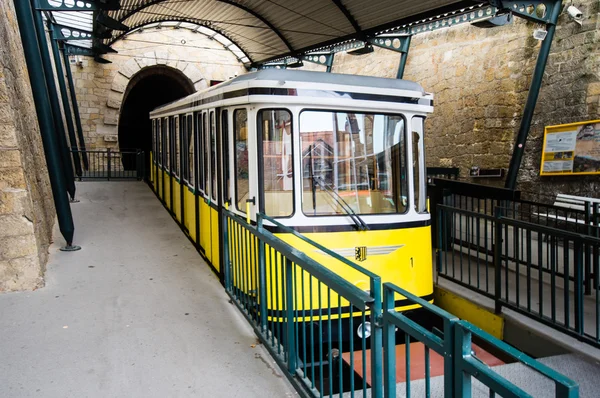 DRESDEN, ALEMANIA - 22 DE SEPTIEMBRE: tranvía con pasajeros el 22 de septiembre de 2013 en Dresde, Alemania. La empresa municipal (DVB) opera doce rutas en una red de 200 km . —  Fotos de Stock