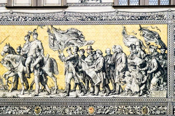 DRESDEN, ALEMANIA - 23 DE SEPTIEMBRE: Procesión de Príncipes el 23 de septiembre de 2013 en Dresde, Alemania. El mural fue pintado originalmente entre 1871 y 1876. . — Foto de Stock