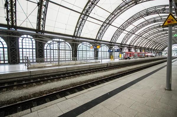 DRESDEN, GERMANY - SEPTEMBER 23: Train station on September 23, 2013 in Dresden, Germany. Dresden Central station was opened in 1898. — Stock Photo, Image