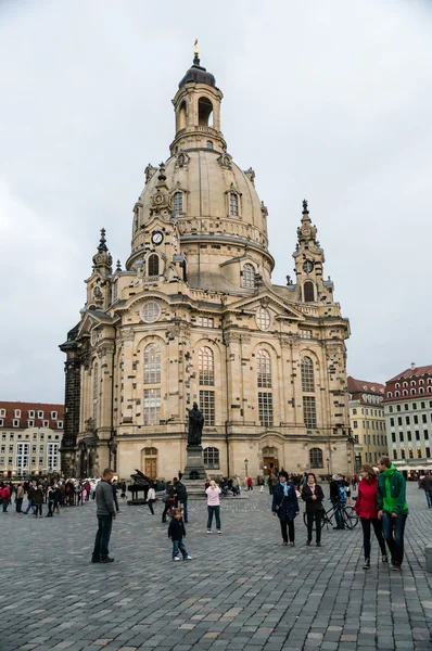 DRESDEN, ALEMANIA - 22 DE SEPTIEMBRE: Iglesia de Nuestra Señora (Frauenkirche) el 22 de septiembre de 2013 en Dresde, Alemania. Frauenkirche fue construido en el siglo XVIII . — Foto de Stock