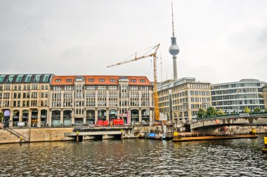 Berlin, Almanya - 20 Eylül: Spree Nehri ve 20 Eylül 2013 tarihinde Tv Kulesi görünümünde Berlin, Almanya.