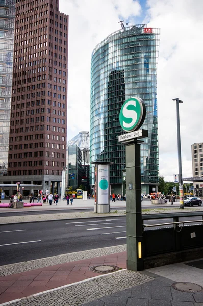 BERLIN, GERMANY - SEPTEMBER 16: View of Potsdamer Platz on September 16, 2013 in Berlin, Germany. It is one of the main public square and traffic intersection in the centre of Berlin. — 图库照片