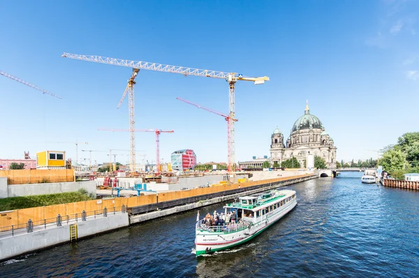 ドイツ、ベルリン - 9月17日:2013年9月17日、ドイツ・ベルリンのベルリン大聖堂のパノラマビュー。シュプレー川の博物館島は、5つの有名な博物館、ユネスコの遺産をホストしています. — ストック写真