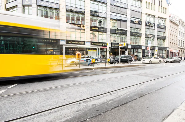 BERLIN, GERMANY - SEPTEMBER 18: typical yellow tram on September 18, 2013 in Berlin, Germany. The tram in Berlin is one of the oldest tram systems in the world. — 스톡 사진