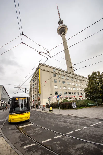 BERLIM, ALEMANHA - 18 DE SETEMBRO: eléctrico amarelo típico a 18 de setembro de 2013 em Berlim, Alemanha. O bonde em Berlim é um dos mais antigos sistemas de bonde do mundo . — Fotografia de Stock