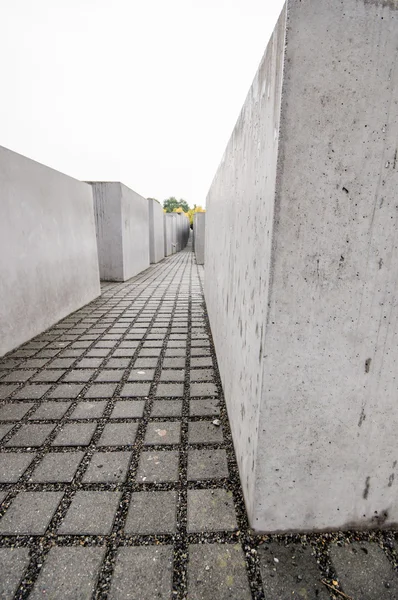 BERLIN, GERMANY - SEPTEMBER 20: The Memorial to the Murdered Jews of Europe  on September 20, 2013 in Berlin, Germany. It was designed by Peter Eisenman and Buro Happold. — Stock Photo, Image