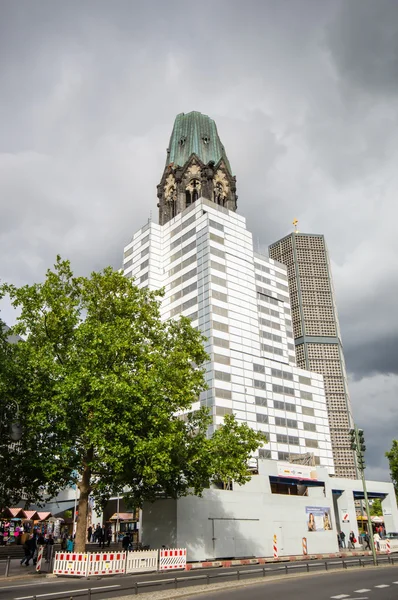 BERLIN, GERMANY - SEPTEMBER 19: Kaiser Wilhelm Memorial Church on September 19, 2013 in Berlin, Germany. Historical church hit and damaged by allied air forces during the Second World War. — Stock Photo, Image