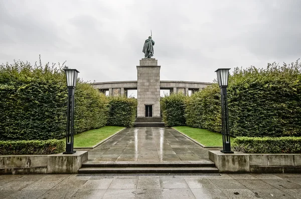 BERLIN, GERMANY - SEPTEMBER 20: Soviet War Memorial in Berlin Tiergarten on September 20, 2013 in Berlin, Germany. — Stock Photo, Image