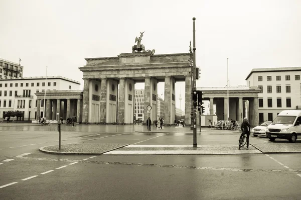 BERLIN, GERMANY - SEPTEMBER 20:  Brandenburg Gate and Pariser Platz on September 20, 2013 in Berlin, Germany. Called Brandenburger Tor, it's one of the few monuments that survived after Second World W — 图库照片