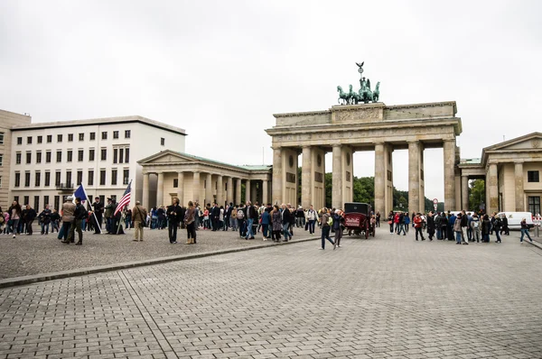 BERLIM, ALEMANHA - 20 DE SETEMBRO: Portão de Brandemburgo e Pariser Platz em 20 de setembro de 2013 em Berlim, Alemanha. Chamado Brandenburger Tor, é um dos poucos monumentos que sobreviveram depois do Segundo Mundo. — Fotografia de Stock