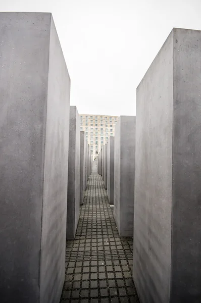 BERLIN, GERMANY - SEPTEMBER 20: The Memorial to the Murdered Jews of Europe  on September 20, 2013 in Berlin, Germany. It was designed by Peter Eisenman and Buro Happold. — Stockfoto