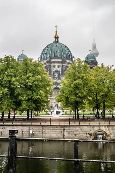 BERLIN, GERMANY - SEPTEMBER 20:  Panoramic view of the Berlin Cathedral on September 20, 2013 in Berlin, Germany. Museum Island on Spree river hosts five famous museums, Unesco heritage. — 图库照片