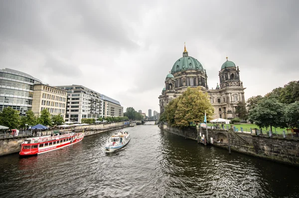 BERLIN, GERMANY - SEPTEMBER 20:  Panoramic view of the Berlin Cathedral on September 20, 2013 in Berlin, Germany. Museum Island on Spree river hosts five famous museums, Unesco heritage. — Stockfoto