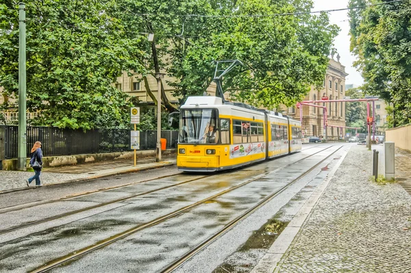 BERLIM, ALEMANHA - 20 DE SETEMBRO: eléctrico amarelo típico a 20 de Setembro de 2013 em Berlim, Alemanha. O bonde em Berlim é um dos mais antigos sistemas de bonde do mundo . — Fotografia de Stock