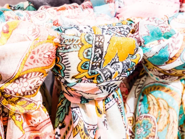 Pashminas em um mercado — Fotografia de Stock