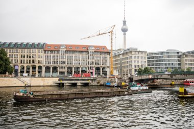 Berlin, Almanya - 20 Eylül: Spree Nehri ve 20 Eylül 2013 tarihinde Tv Kulesi görünümünde Berlin, Almanya. 