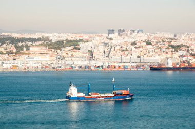 Lisboa, Portekiz-30 Kasım: Tagus nehrinde 30 Kasım 'da gemi, 2013 Lizbon, Portekiz. Tagus Nehri Iberya Yarımadası 'ndaki en uzun nehirdir (1.038 km).