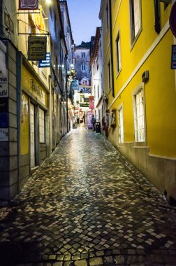 Sintra, Portekiz-29 Kasım: Sintra Street 29 Kasım 2013 Sintra, Portekiz. Sintra, yaklaşık 33000 nüfusu olan anıtsal bir köydür.. 