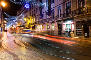 Lisboa, Portekiz - Lizbon, Portekiz 30 Kasım 2013 tarihinde Lizbon sokakta Kasım ışık yollar. Başkenti ve en büyük şehri Portekiz 547,631 nüfusu ile Lizbon olduğunu