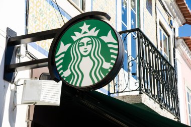 Lisboa, Portekiz - 1 Aralık: Starbucks kahve Belem bölgesi 1 Aralık 2013 tarihinde Lizbon, Portekiz. Dünyanın en büyük kahvehane şirketi.