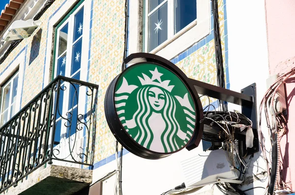 LISBOA, PORTUGAL - DECEMBER 1: Starbucks coffee on Belem District on December 1, 2013 in Lisbon, Portugal. The largest coffeehouse company in the world. — Stock Photo, Image