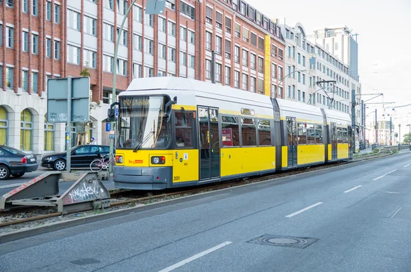 BERLIN, GERMANY - SEPTEMBER 17: typical yellow tram on September 17, 2013 in Berlin, Germany. The tram in Berlin is one of the oldest tram systems in the world. — 스톡 사진