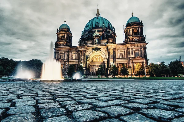 Berlin, deutschland - september 18: panoramablick auf den berliner dom am 18.09.2013 in berlin, deutschland. Museumsinsel an der Spree beherbergt fünf berühmte Museen, UNESCO-Welterbe. — Stockfoto