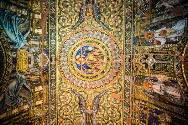 BERLIN, GERMANY - SEPTEMBER 19: Kaiser Wilhelm Memorial Church on September 19, 2013 in Berlin, Germany. Historical church hit and damaged by allied air forces during the Second World War. — Stockfoto