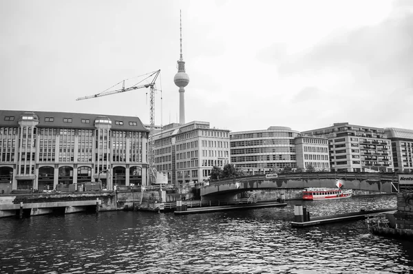 Berlin, Tyskland - 20 September: Floden Spree och TV-tornet syn på den 20 September, 2013 i Berlin, Tyskland. — Stockfoto