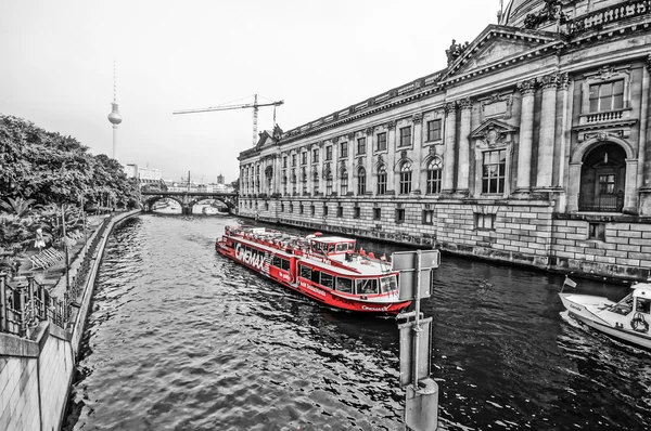 Berlin, Německo - 20. září: Řeky Sprévy a televizní věž na 20 září 2013 v Berlin, Německo. — Stock fotografie