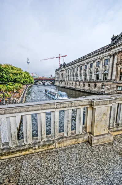 BERLIN, JERMAN - SEPTEMBER 20: Spree river and Tv Tower view on September 20, 2013 in Berlin, Germany . — Stok Foto