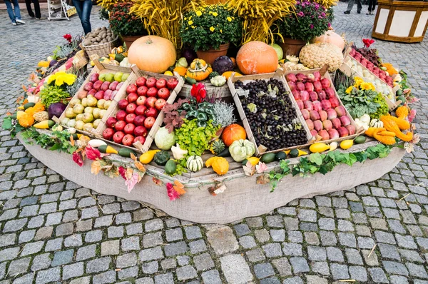 Dresden, deutschland - 21. September 2013: Menschen auf einem Wochenmarkt in dresden, deutschland. dresden ist die sächsische hauptstadt. — Stockfoto