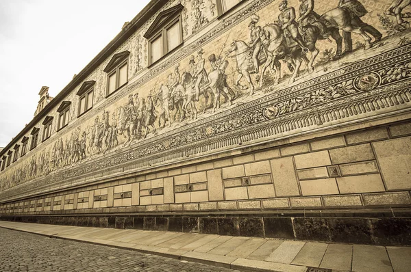 DRESDEN, GERMANY - SEPTEMBER 22: the Procession of Princes on September 22, 2013 in Dresden, Germany. The mural was originally painted between 1871 and 1876. — Zdjęcie stockowe