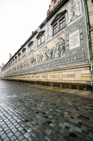 DRESDEN, ALEMANIA - 23 DE SEPTIEMBRE: Procesión de Príncipes el 23 de septiembre de 2013 en Dresde, Alemania. El mural fue pintado originalmente entre 1871 y 1876. . — Foto de Stock