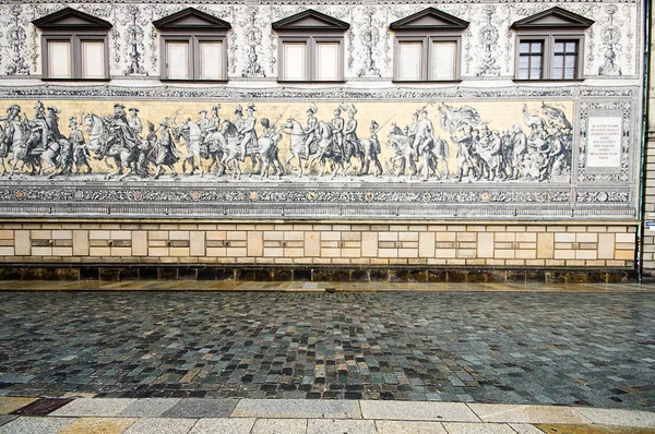 Dresden, Duitsland - 23 September: de processie van prinsen op 23 September 2013 in Dresden, Duitsland. De muurschildering is oorspronkelijk geschilderd tussen 1871 en 1876. — Stockfoto