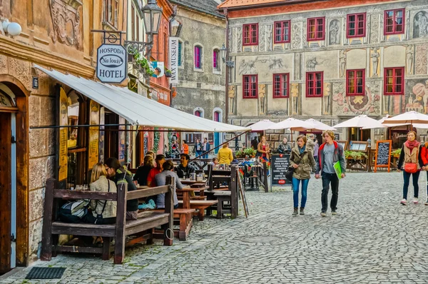 CESKY KRUMLOV, GERMANY - SEPTEMBER 25: A group of tourists sightsee the historical city on September 25, 2013 in Cesky Krumlov, Czech Republic. Cesky Krumlov is a UNESCO World Heritage Site since 199 — Stock Photo, Image