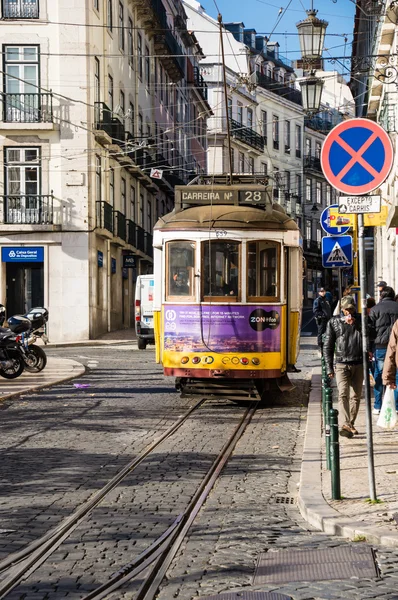 LISBOA, PORTUGAL - NOVEMBRO 28: Tradicional eléctrico amarelo / funicular em 28 de Novembro de 2013 em Lisboa, Portugal. Carris é uma empresa de transportes públicos que opera os autocarros, eléctricos e funiculares de Lisboa . — Fotografia de Stock