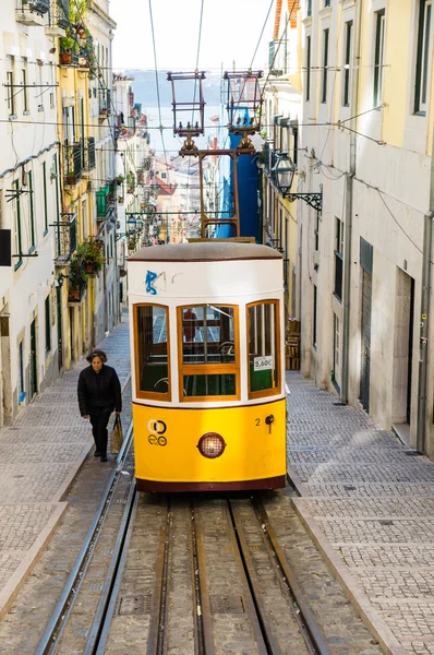 LISBOA, PORTUGAL - NOVEMBER 28: Traditional yellow tram/funicular (Bica elevator) on November 28, 2013 in Lisbon, Portugal.The Bica funicular was opened on 28 June, 1892. — Stock Photo, Image
