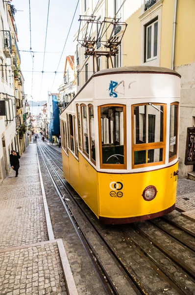 LISBOA, PORTUGAL - NOVEMBER 28: Traditional yellow tram/funicular (Bica elevator) on November 28, 2013 in Lisbon, Portugal.The Bica funicular was opened on 28 June, 1892. — Stockfoto