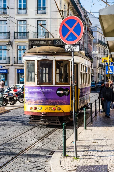 LISBOA, PORTOGALLO - 28 NOVEMBRE: Tram tradizionale giallo / funicolare il 28 novembre 2013 a Lisbona, Portogallo. Carris è una società di trasporti pubblici che gestisce autobus, tram e funicolari di Lisbona . — Foto Stock